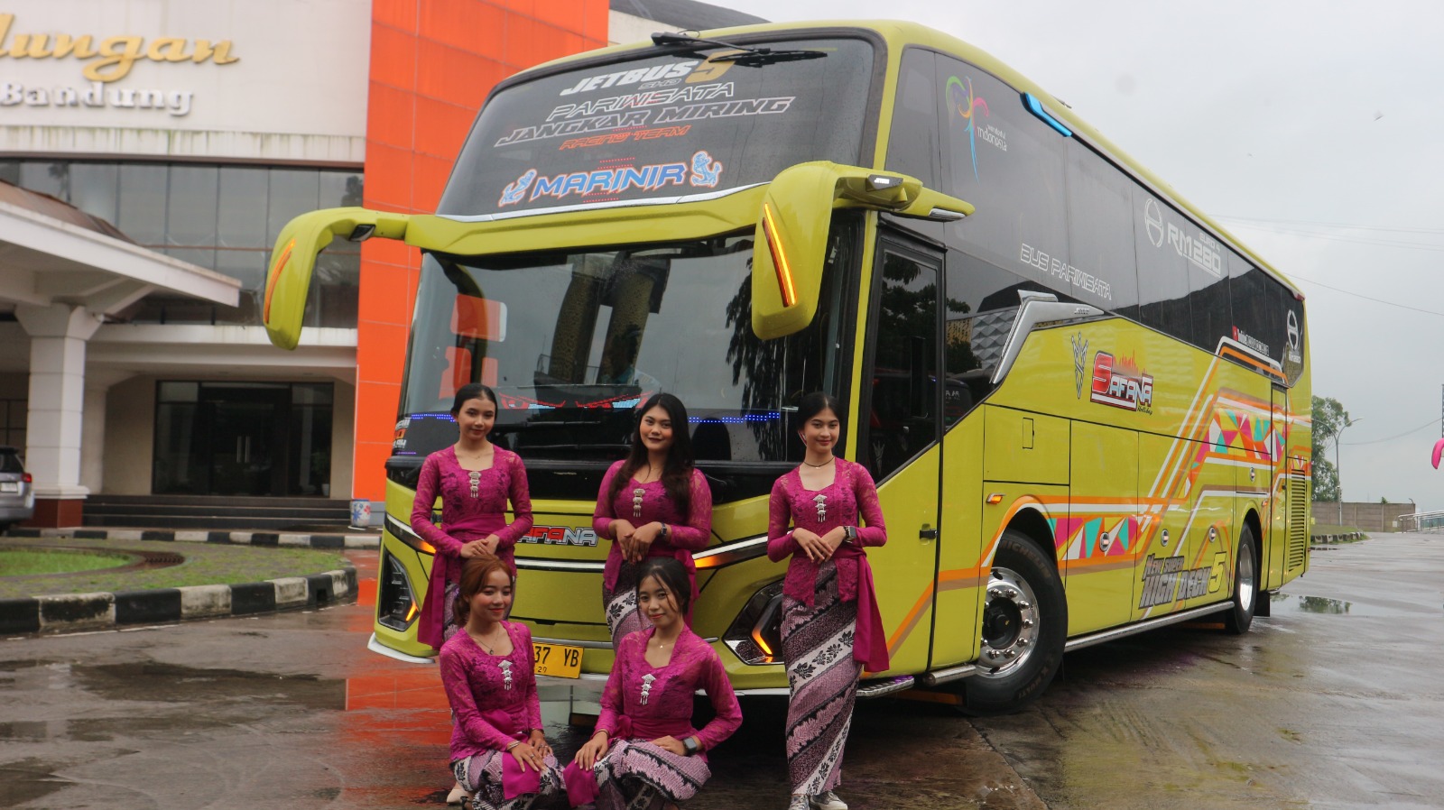 Bus pariwisata merah Safana Holiday